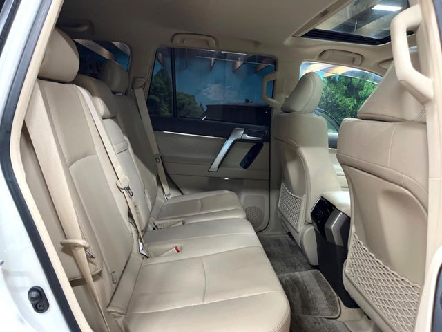 後部座席も気になるようなキズ・汚れやへたり等、大きなダメージはなく、良好な状態です。