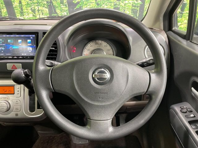 �C���e���A�ɍ��킹���f�U�C���̃X�e�A�����O�́A�^�]�������̂��Ƃ��l���A�^�]���₷���`��A�傫���ł��B�����x�A���ۂɐG���Ă��m���߂��������B