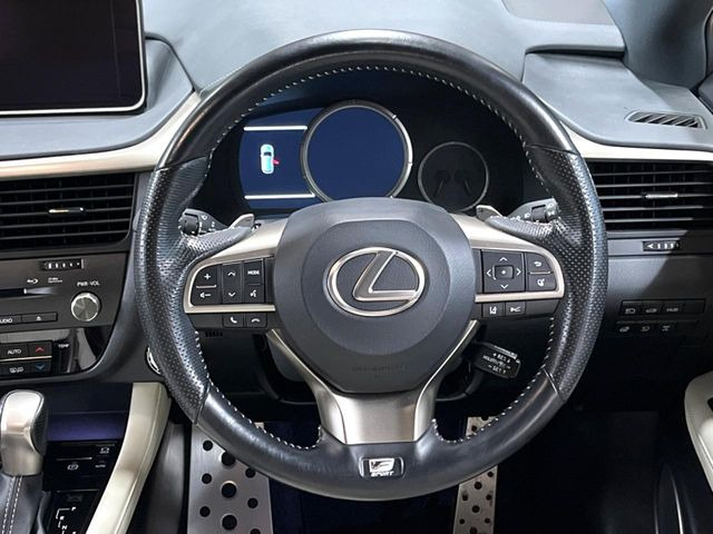 �C���e���A�ɍ��킹���f�U�C���̃X�e�A�����O�́A�^�]�������̂��Ƃ��l���A�^�]���₷���`��A�傫���ł��B�����x�A���ۂɐG���Ă��m���߂��������B