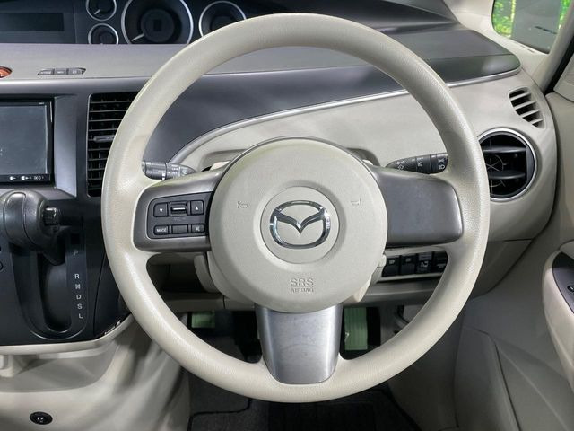 �C���e���A�ɍ��킹���f�U�C���̃X�e�A�����O�́A�^�]�������̂��Ƃ��l���A�^�]���₷���`��A�傫���ł��B�����x�A���ۂɐG���Ă��m���߂��������B