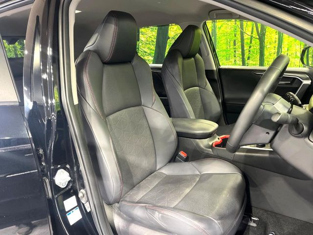 【合皮レザーシート】汚れのふき取りが容易でメンテナンスもが簡単な、機能性に優れる合成皮革を採用した上質なシートです。座り心地もよく、高級感あふれる心地良い車内空間を演出してくれます。