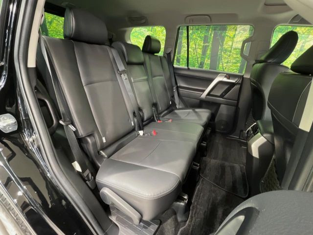 後部座席も気になるようなキズ・汚れやへたり等、大きなダメージはなく、良好な状態です。