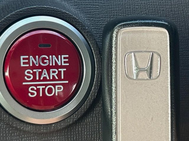 �yHonda�X�}�[�g�L�[�z�J�o����|�P�b�g�ɓ��ꂽ�܂܂ł��h�A�̎{���E�������\�ȃX�}�[�g�L�[�𑕔��B�G���W���̃I���E�I�t�����J�M�����o���K�v����������Ƃ��Ă��֗��ł���