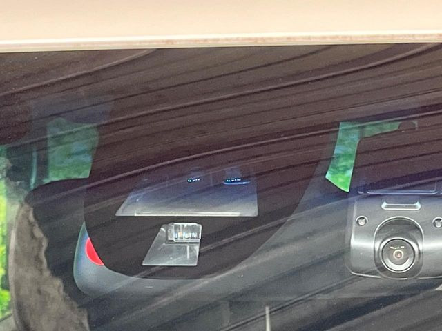 �y�z���_�Z���V���O�z���s���ɑO���̎ԗ�����F�����A�Փ˂������Ȏ��͌x��ƃu���[�L�ŏՓˉ���Ɣ�Q�y�����A�V�X�g�B�����S�Ƀh���C�u�����y���݂��������܂��B