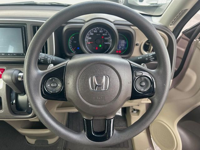 �C���e���A�ɍ��킹���f�U�C���̃X�e�A�����O�́A�^�]�������̂��Ƃ��l���A�^�]���₷���`��A�傫���ł��B�����x�A���ۂɐG���Ă��m���߂��������B