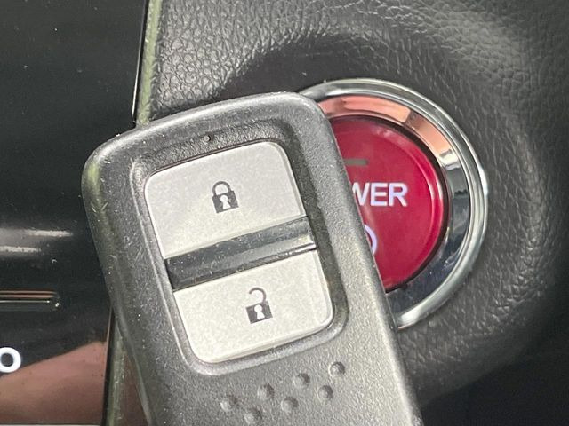 �yHonda�X�}�[�g�L�[�z�J�o����|�P�b�g�ɓ��ꂽ�܂܂ł��h�A�̎{���E�������\�ȃX�}�[�g�L�[�𑕔��B�G���W���̃I���E�I�t�����J�M�����o���K�v����������Ƃ��Ă��֗��ł���