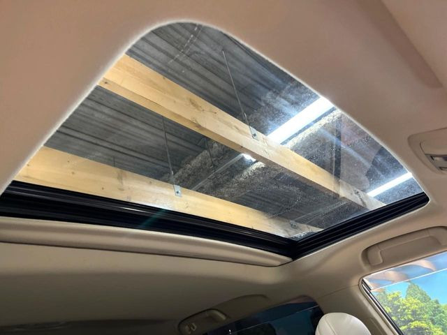 【サンルーフ】開放感たっぷりの希少装備、サンルーフが装着されています!車内に明かりを取り入れたり景色を楽しむ以外にも、車内の空気も簡単に換気できて快適です!