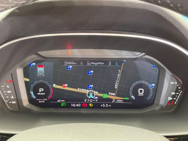 ���o�[�`�����R�b�N�s�b�g:�S�̂��t���p�l���ƂȂ��Ă����i�I�ȃ��[�^�[�p�l���B�ʏ�̃X�s�[�h���[�^�[�Ƃ��Ă̋@�\�͂������A�i�r�E�I�[�f�B�I�@�\�̊m�F�E������ł��A�^�]�ɏW�����₷���Ȃ��Ă���܂��B