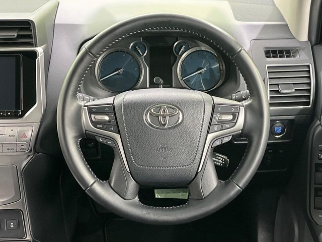 �C���e���A�ɍ��킹���f�U�C���̃X�e�A�����O�́A�^�]�������̂��Ƃ��l���A�^�]���₷���`��A�傫���ł��B�����x�A���ۂɐG���Ă��m���߂��������B