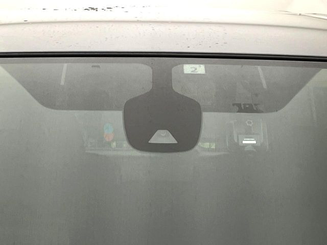 【インテリジェントエマージェンシーブレーキ】フロントカメラで前方の車両や歩行者を検知。衝突しそうな時は衝突被害軽減ブレーキが作動、衝突回避をサポート。より安全にドライブをお楽しみいただけます。