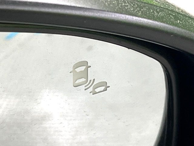 【ブラインドスポットインフォメーション】走行中、ドアミラーの死角になりやすい箇所に後続車が接近するとサイドミラー付近に警告を表示、ドライバーに注意喚起をしてくれます。