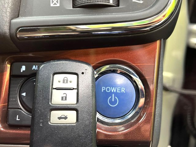 �y�X�}�[�g�L�[�z�J�o����|�P�b�g�ɓ��ꂽ�܂܂ł��h�A�̎{���E�������\�ȃX�}�[�g�L�[�𑕔��B�G���W���̃I���E�I�t�����J�M�����o���K�v����������Ƃ��Ă��֗��ł���