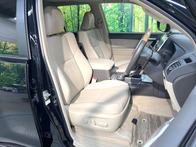 運転席シート廻りは使用感も少なく、良好な状態となっています。前オーナー様が丁寧に使っていたことがよくわかりますね。