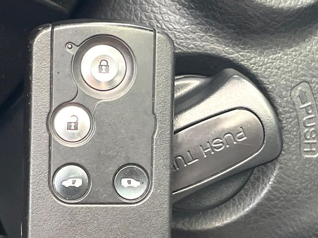 �y�L�[���X�X�^�[�g�V�X�e���z�J�o����|�P�b�g�ɓ��ꂽ�܂܂ł��h�A�̎{���E�������\�ȃX�}�[�g�L�[�𑕔��B�G���W���̃I���E�I�t�����J�M�����o���K�v����������Ƃ��Ă��֗��ł���c