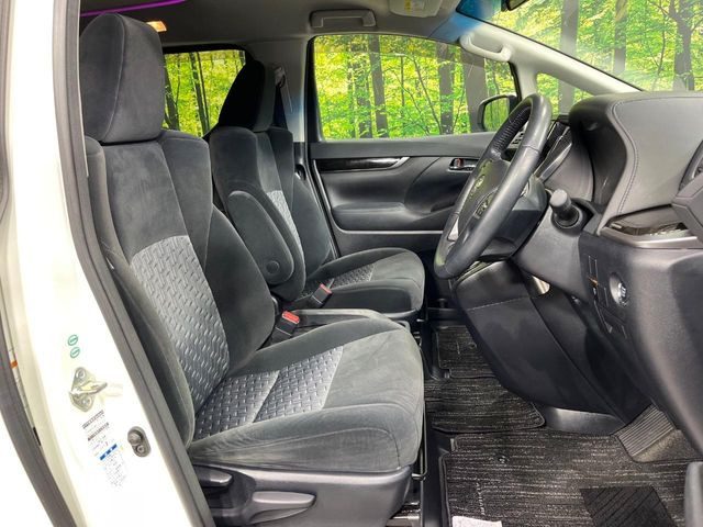 運転席まわりには十分なスペースがあり、大柄な方でもゆったり運転していただける環境です。