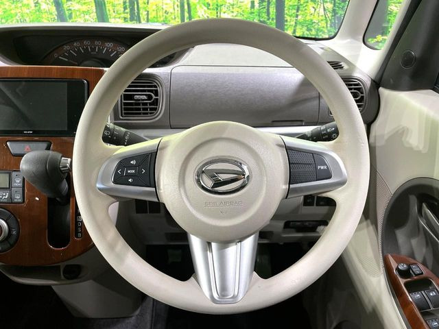 �C���e���A�ɍ��킹���f�U�C���̃X�e�A�����O�́A�^�]�������̂��Ƃ��l���A�^�]���₷���`��A�傫���ł��B�����x�A���ۂɐG���Ă��m���߂��������B