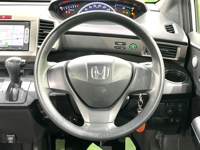 �C���e���A�ɍ��킹���f�U�C���̃X�e�A�����O�́A�^�]�������̂��Ƃ��l���A�^�]���₷���`��A�傫���ł��B�����x�A���ۂɐG���Ă��m���߂��������B