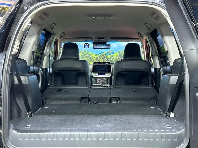 ���i�̂���������ʋ΁A���}���ɏ\���ȉ׎��X�y�[�X���m�ۂ��Ă���܂��B�Z�J���h�V�[�g��|���ƁA�傫�ȉו��̐ύڂ��\�ł���