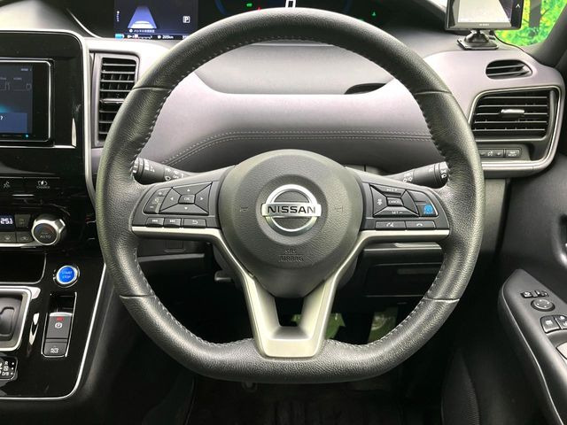 ステアリングも使用感が少なく、きれいな状態となっております♪