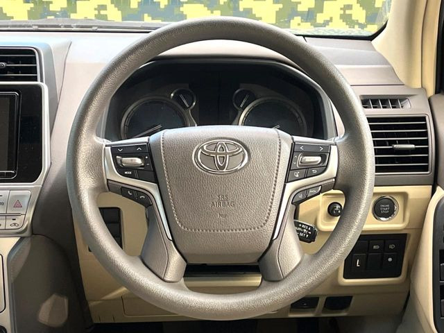 �C���e���A�ɍ��킹���f�U�C���̃X�e�A�����O�́A�^�]�������̂��Ƃ��l���A�^�]���₷���`��A�傫���ł��B�����x�A���ۂɐG���Ă��m���߂��������B