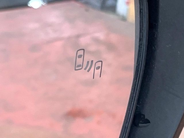 【ブラインドスポットモニター】走行中、ドアミラーの死角になりやすい箇所に後続車が接近するとサイドミラーのレンズに警告を表示!ドライバーに注意喚起をしてくれます。