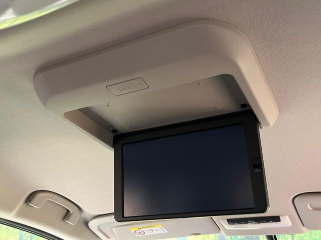 【フリップダウンモニター】大画面モニターで後席でもエンタメをお楽しみいただけます。小さなお子様にも大人気の装備です♪
