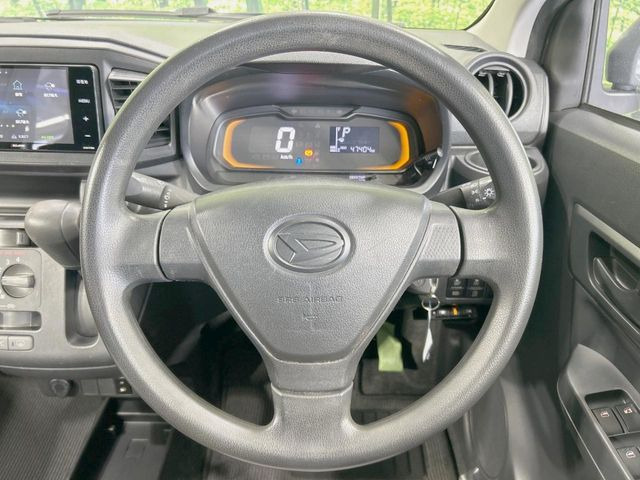 �C���e���A�ɍ��킹���f�U�C���̃X�e�A�����O�́A�^�]�������̂��Ƃ��l���A�^�]���₷���`��A�傫���ł��B�����x�A���ۂɐG���Ă��m���߂��������B