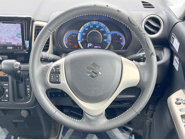 �C���e���A�ɍ��킹���f�U�C���̃X�e�A�����O�́A�^�]�������̂��Ƃ��l���A�^�]���₷���`��A�傫���ł��B�����x�A���ۂɐG���Ă��m���߂��������B