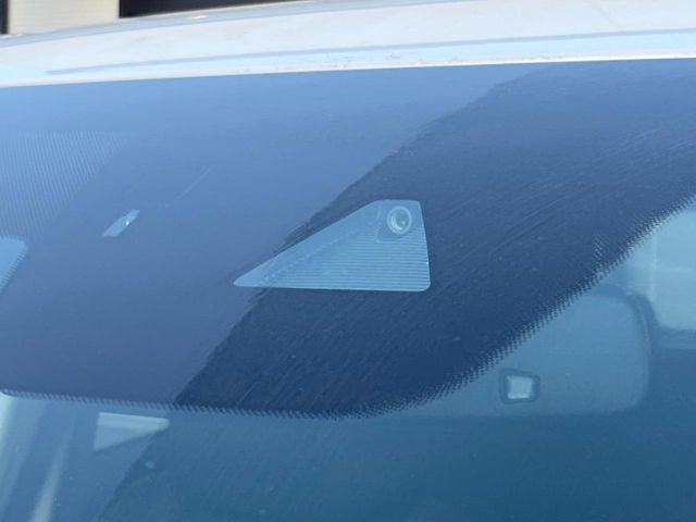 �y�X�}�[�g�u���[�L�T�|�[�g�z���s���ɑO���̎ԗ�����F�����A�Փ˂������Ȏ��͌x��ƃu���[�L�ŏՓˉ���Ɣ�Q�y�����A�V�X�g�B�����S�Ƀh���C�u�����y���݂��������܂��B