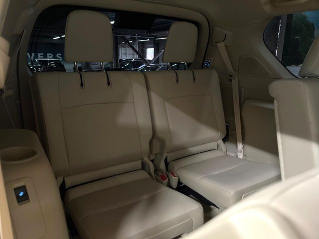 3列目シートはもちろん状態良好☆大人でもゆったりと座って頂けますので、大人数でのお出かけもラクラクです♪ご家族で、気の知れた仲間で、ドライブに行くのが楽しみですね♪