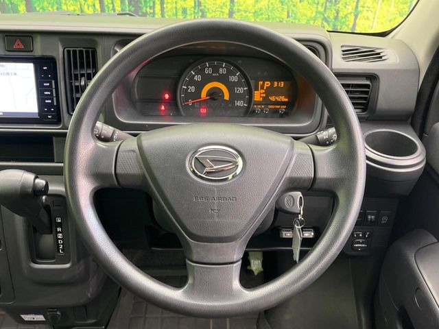 �C���e���A�ɍ��킹���f�U�C���̃X�e�A�����O�́A�^�]�������̂��Ƃ��l���A�^�]���₷���`��A�傫���ł��B�����x�A���ۂɐG���Ă��m���߂��������B