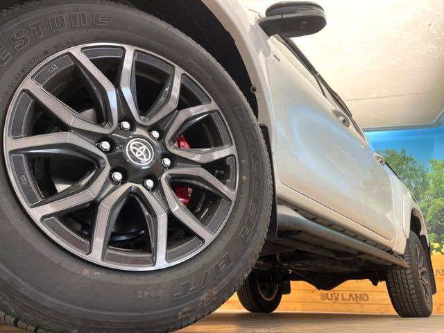 �y����18�C���`�A���~�z�C�[���z�O�ςɃ}�b�`���������A���~�z�C�[���𑕒����Ă���܂��B�e��ЊO�A���~�z�C�[����A�X�^�b�h���X�^�C�����戵�����Ă���܂��B���񂲑��k����������