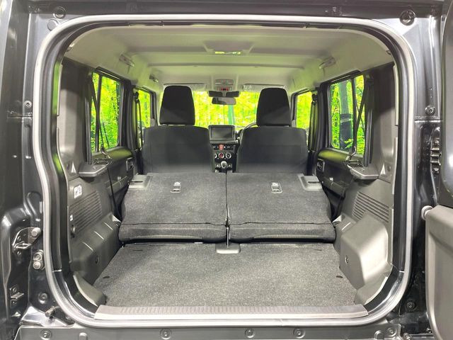 ���i�̂���������ʋ΁A���}���ɏ\���ȉ׎��X�y�[�X���m�ۂ��Ă���܂��B�Z�J���h�V�[�g��|���ƁA�傫�ȉו��̐ύڂ��\�ł���