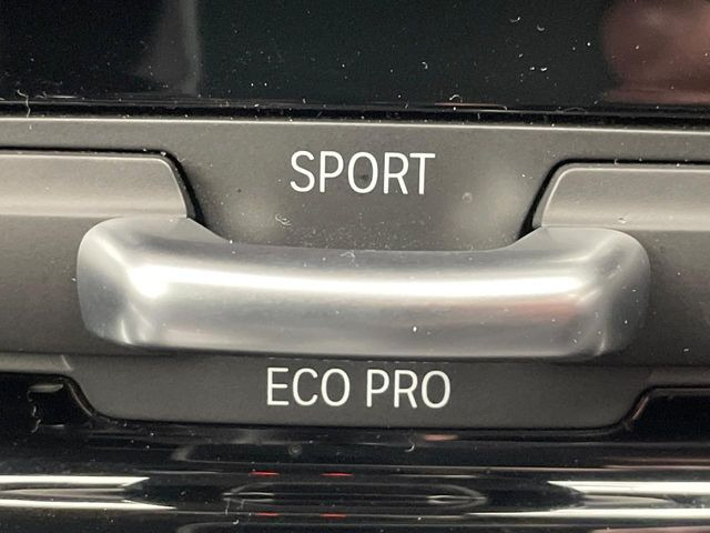 ��BMW���[�h�Z���N�g:�X�|�[�c���[�h�ł̓_�C�i�~�b�N�ȑ�����BECO PRO���[�h�ł́A�G���W�����X�|���X��V�t�g�^�C�~���O�̍œK���ɉ����A�G�A�R���̍쓮�������I�ɐ��䂵�A�R������ʂ�}�����܂��B