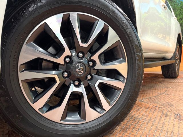 【純正19インチアルミホイール】外観にマッチした純正アルミホイールを装着しております。各種社外アルミホイールや、スタッドレスタイヤも取扱いしております。是非ご相談ください♪