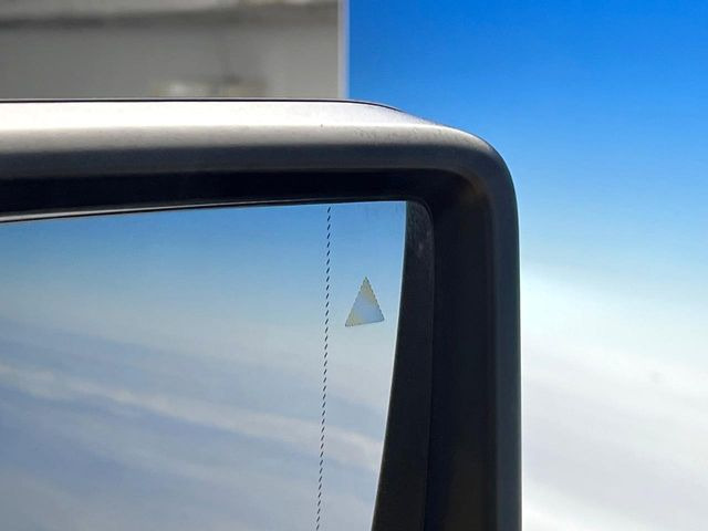 ���u���C���h�A�V�X�g�Z���T�[:���p����̎Ԃ����m���A�h���C�o�[���Ԑ��ύX���s���ۂɁA�x�����Ƌ��ɒ��ӂ𑣂��Ă������S�x���@�\�ł�!