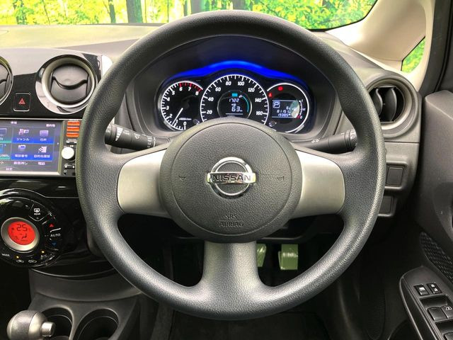 �C���e���A�ɍ��킹���f�U�C���̃X�e�A�����O�́A�^�]�������̂��Ƃ��l���A�^�]���₷���`��A�傫���ł��B�����x�A���ۂɐG���Ă��m���߂��������B