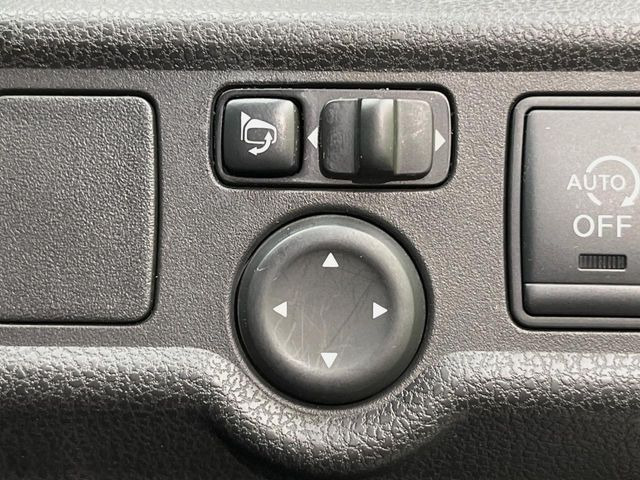 �y�d���i�[�~���[�z�T�C�h�~���[�͓d���i�[���ƂȂ��Ă���A�������ԏ�ł��L�Y�������X�N��}�����܂��B