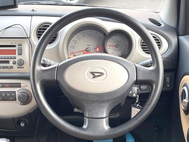 �C���e���A�ɍ��킹���f�U�C���̃X�e�A�����O�́A�^�]�������̂��Ƃ��l���A�^�]���₷���`��A�傫���ł��B�����x�A���ۂɐG���Ă��m���߂��������B