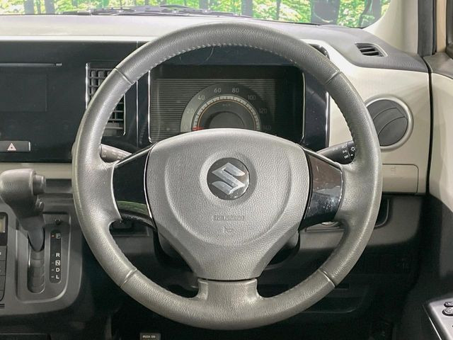 �C���e���A�ɍ��킹���f�U�C���̃X�e�A�����O�́A�^�]�������̂��Ƃ��l���A�^�]���₷���`��A�傫���ł��B�����x�A���ۂɐG���Ă��m���߂��������B