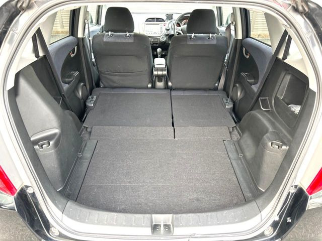 ���i�̂���������ʋ΁A���}���ɏ\���ȉ׎��X�y�[�X���m�ۂ��Ă���܂��B�Z�J���h�V�[�g��|���ƁA�傫�ȉו��̐ύڂ��\�ł���