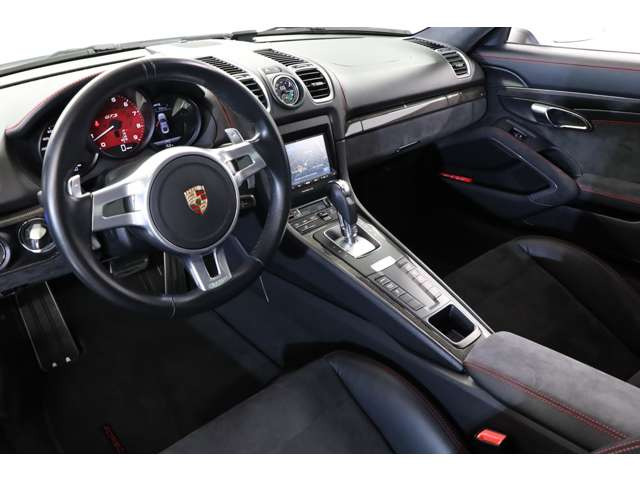 �V�[�g�q�[�^�[��d���i�[�~���[�Ȃǂ̎��p�I�ȃI�v�V�����������Ă���A�t�����g�E���A�ɔz���ꂽ�g�����N�X�y�[�X�����܂��ĕ��i�g���ɂ��K���Ă���܂��B