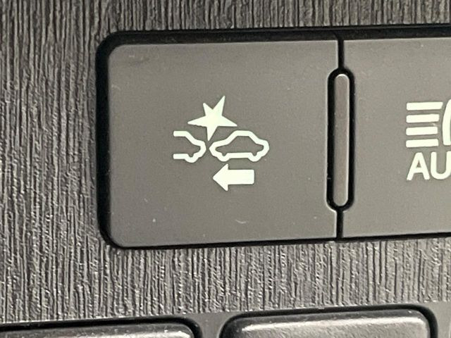 【プリクラッシュセーフティ】前方の車両等を検知し、衝突しそうな時は警報で注意を促し、ブレーキを踏む力をサポート。ブレーキを踏めなかった場合は衝突被害軽減ブレーキが作動、衝突回避をサポートします。