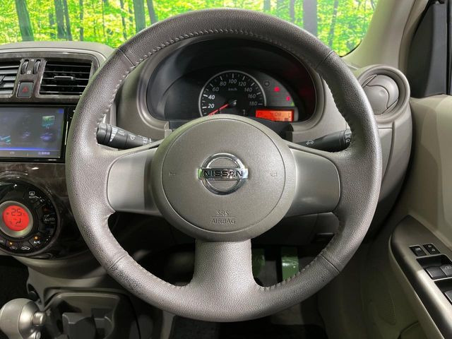 �C���e���A�ɍ��킹���f�U�C���̃X�e�A�����O�́A�^�]�������̂��Ƃ��l���A�^�]���₷���`��A�傫���ł��B�����x�A���ۂɐG���Ă��m���߂��������B