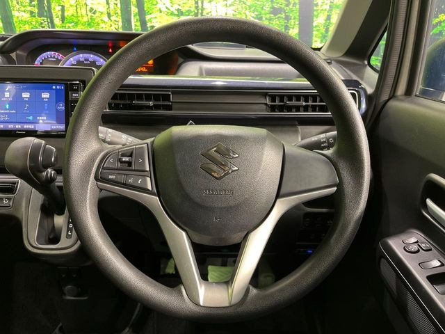 �C���e���A�ɍ��킹���f�U�C���̃X�e�A�����O�́A�^�]�������̂��Ƃ��l���A�^�]���₷���`��A�傫���ł��B�����x�A���ۂɐG���Ă��m���߂��������B