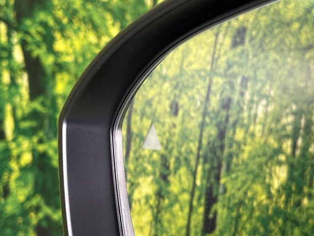 【後方車輛検知】走行中、ドアミラーの死角になりやすい箇所に後続車が接近するとサイドミラー付近に警告を表示、ドライバーに注意喚起をしてくれます。