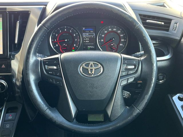 �C���e���A�ɍ��킹���f�U�C���̃X�e�A�����O�́A�^�]�������̂��Ƃ��l���A�^�]���₷���`��A�傫���ł��B�����x�A���ۂɐG���Ă��m���߂��������B