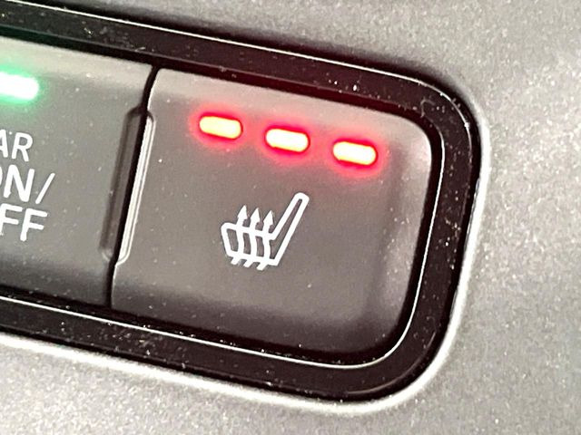 【シートヒーター】寒い日に重宝するシートヒーター!エアコンより早く温まってくれるので寒がりの人も安心ですね♪エアコンの温風は乾燥するから苦手、という方にもをおすすめです。