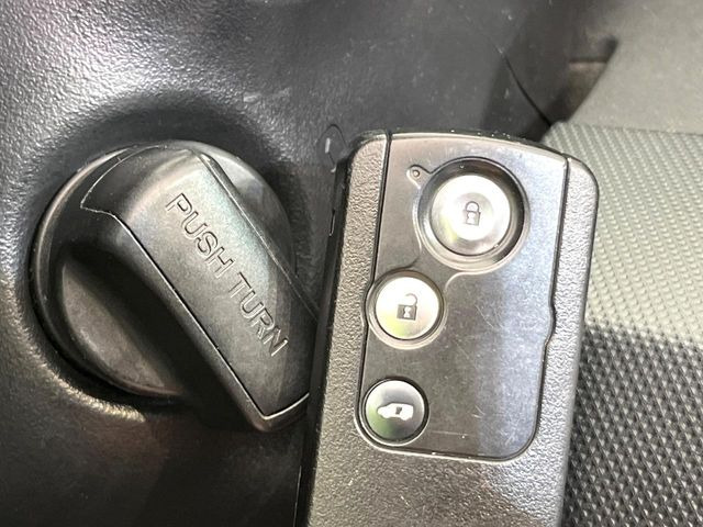 �yHonda�X�}�[�g�L�[�z�J�o����|�P�b�g�ɓ��ꂽ�܂܂ł��h�A�̎{���E�������\�ȃX�}�[�g�L�[�𑕔��B�G���W���̃I���E�I�t�����J�M�����o���K�v����������Ƃ��Ă��֗��ł���