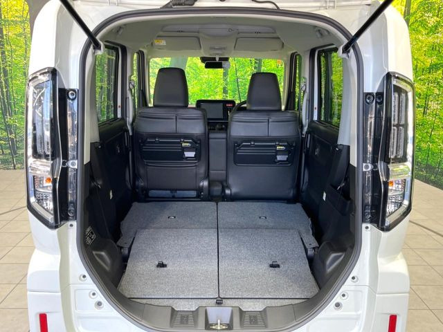 ���i�̂���������ʋ΁A���}���ɏ\���ȉ׎��X�y�[�X���m�ۂ��Ă���܂��B�Z�J���h�V�[�g��|���ƁA�傫�ȉו��̐ύڂ��\�ł���